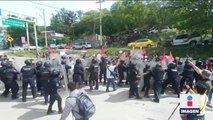 Policías antimotines desalojan bloqueo en Autopista del Sol