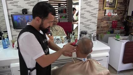 Berber, yolda bulduğu cüzdanı polise teslim etti