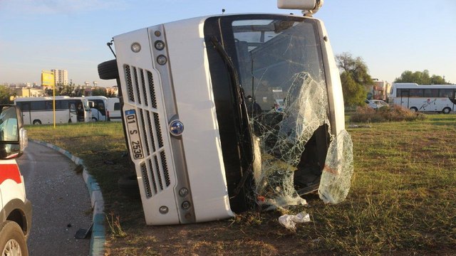 Adana’da işçileri taşıyan servis devrildi