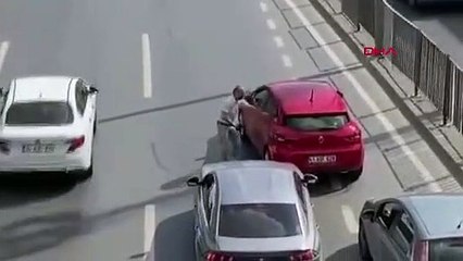 Trafiği durdurup kediyi ezilmekten kurtardı