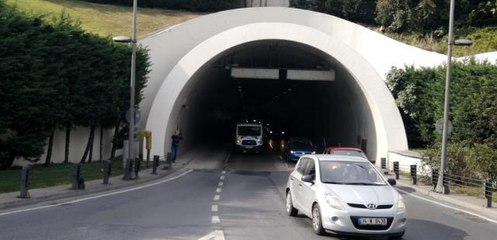 Egzoz kokusuna aldırmadı, zurnasını tünel girişinde çalmaya başladı