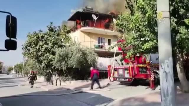 Apartmanın çatı katında çıkan yangın söndürüldü