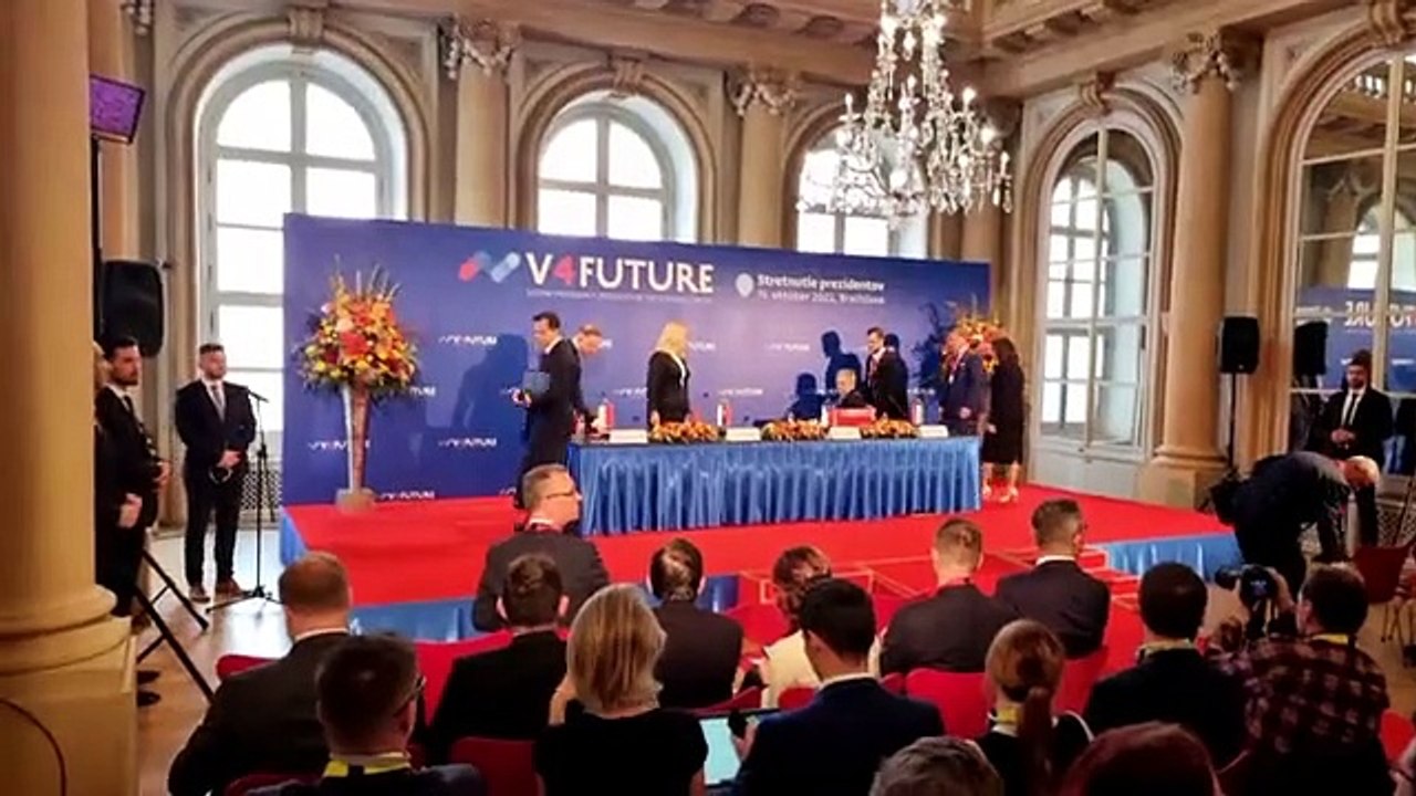 ZÁZNAM: Prezidenti V4 diskutovali v Bratislave o vojne na Ukrajine a energetickej kríze