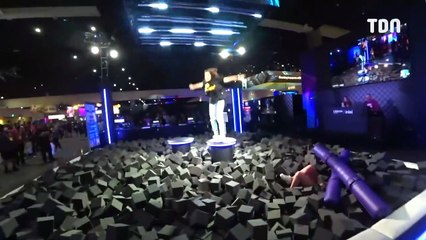 Une ancienne actrice X se casse le dos en plein direct d'une convention Twitch et accuse la plateforme