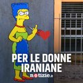 Milano, riappare il murale rimosso di Marge Simpson di fronte al Consolato iraniano: ha il dito medio