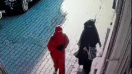 ÇARŞAF GİYEREK GİRDİKLERİ EVDEN 130 GRAM ALTIN VE 900 DOLAR ÇALDILAR