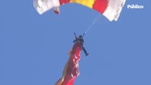 Nuevo incidente en el desfile del 12-O: a un paracaidista se le enrolla la bandera de España en la pierna