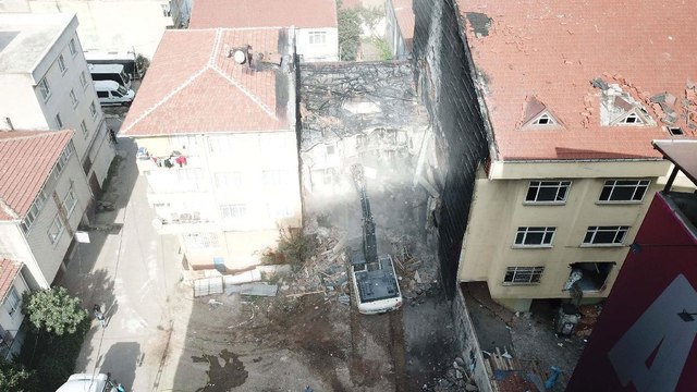 Kadıköy’de 3 kişinin hayatını kaybettiği bina yıkıllıyor