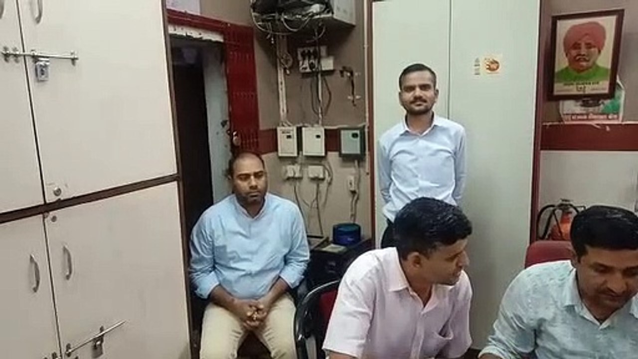 पीएनबी बैंक का मैनेजर व क्लर्क पांच हजार रुपये की रिश्वत के साथ गिरफ्तार, एनओसी के एवज में मांगे थे 20 हजार रुपये