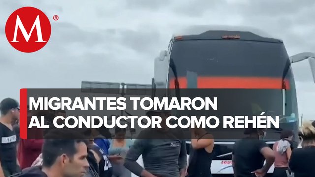 Cerca de 50 migrantes cubanos bloquean carretera en Veracruz