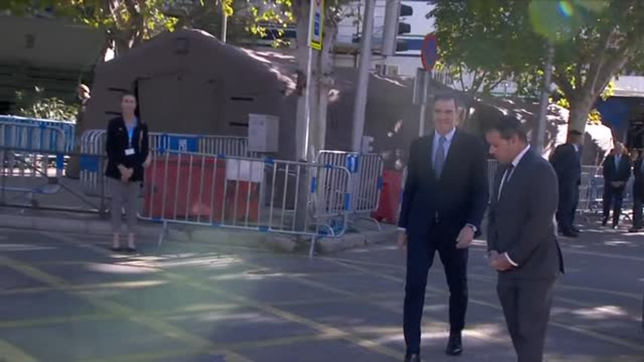 Sánchez retrasa su llegada para evitar los abucheos y hace esperar a los reyes