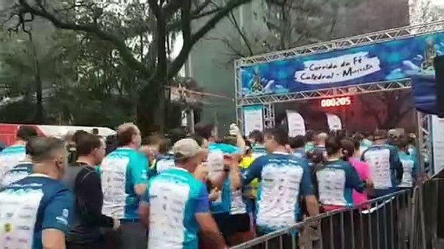 1ª edição da Corrida da Fé reúne milhares de atletas e fiéis em Cascavel