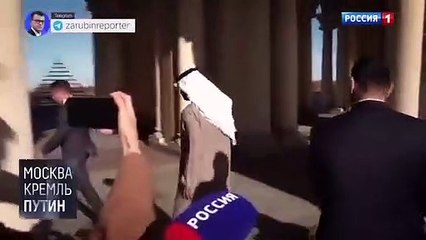 الرئيس الروسي بوتين يهدي معطفه الخاص عند توديعه لصاحب السمو الشيخ محمد بن زايد  ️