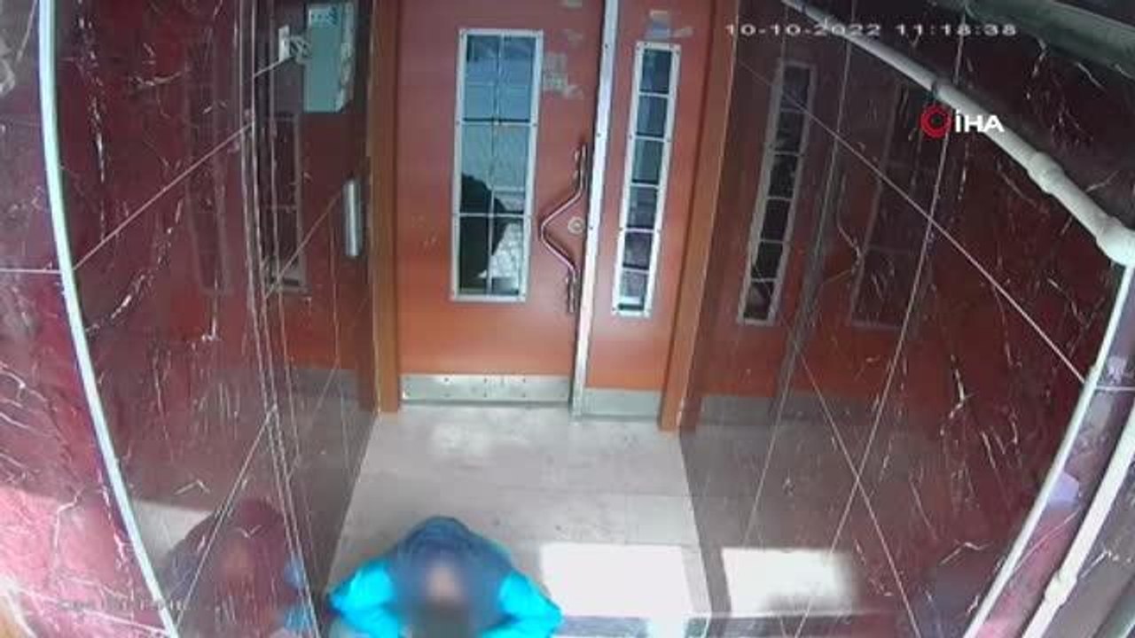 Esenyurt'ta madde bağımlısı bir şahıs, komşusunun kapısını piknik tüpüyle kırdı... O anlar kamerada