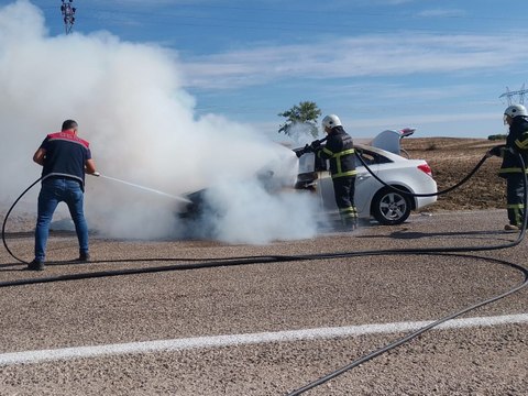 Otomobil seyir halindeyken alev aldı