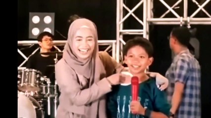 Farel dapat perhatian dari seniornya di atas panggung__farel prayoga