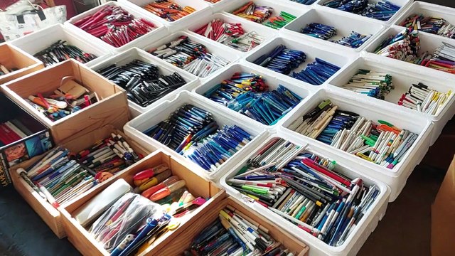 Xavier, collectionneur rennais de plus de 10 000 stylos publicitaires