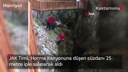 JAK Timi, Horma Kanyonuna düşen cüzdanı 25 metre iple salınarak aldı
