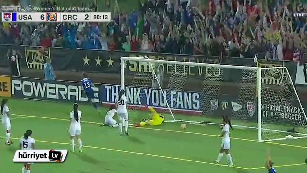 Alex Morgan göğsüyle gol attı