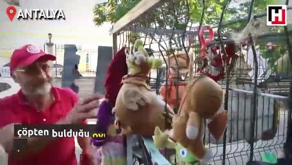 Çöpten çıkan oyuncaklarla çocukların yüzünü güldürüyor