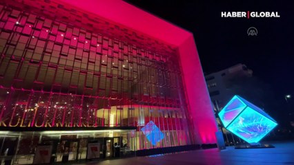 Atatürk Kültür Merkezi, meme kanserine dikkat çekmek için pembeye büründü!