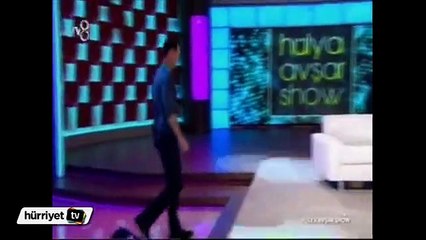 Hülya Avşar canlı yayında Ali Aksöz'ü 4 kez öptü