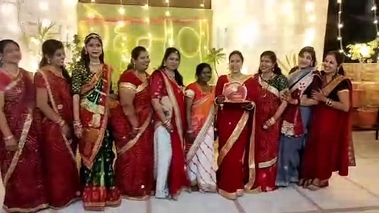सुहागिनों ने किया चांद का दीदार, अर्घ्य देकर खोला व्रत
