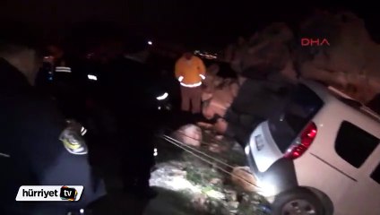 Sürdüğü araç kaya parçasına asılı kaldı