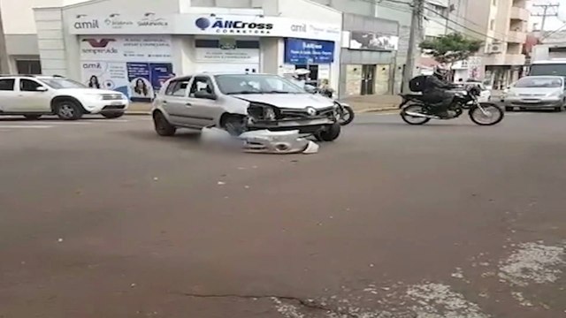 Acidente entre Kia Bongo e Renault Clio é deixa prejuízo aos condutores no Centro