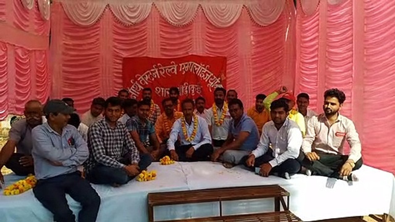 लम्बित मांगों को लेकर भूख हड़ताल पर बैठ रेलकर्मी