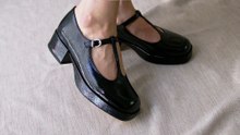 088-VICTORIEUX-VERNIS-PLISSE-H22-NOIR_VIDEO