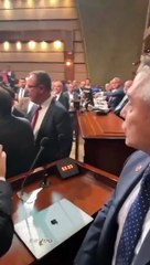 AKP'liler tahammül edemedi: 'Sansür Yasası'na hayır' pankartını indirmeye çalıştılar