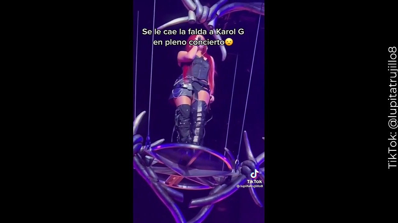 Muy profesional: a Karol G se le cae la falda en pleno concierto y su reacción se vuelve viral