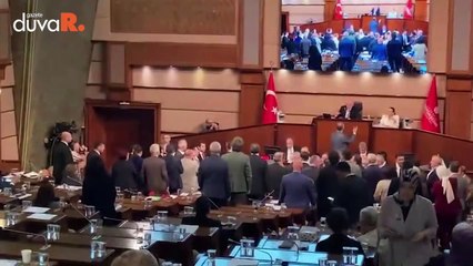 İBB Meclisi'nde 'sansür' gerilimi: Pankartı indirmeye çalıştılar