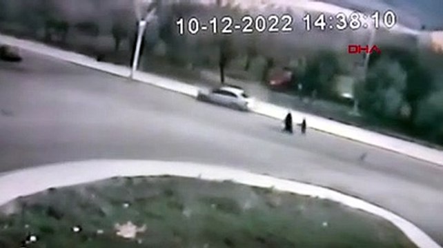 Arnavutköy'de otomobilin altında kalmaktan saniyelerle kurtuldular 