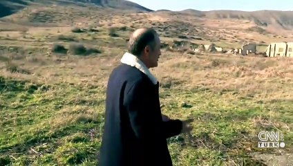 Ünlü sanatçı 30 yıl sonra evine kavuştu, duvarları öptü!