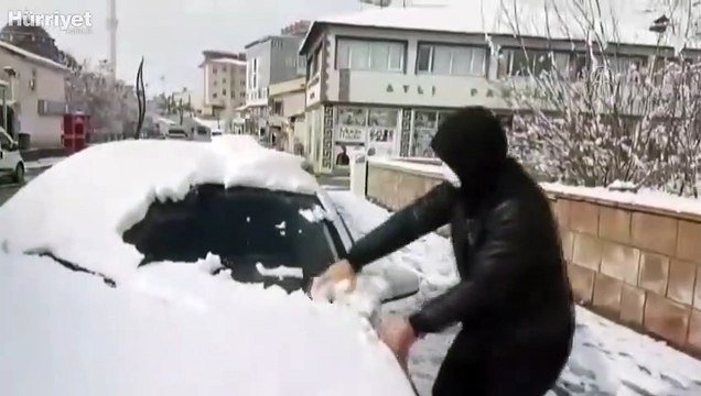 Bingöl'de gece saatlerinde başlayan kar yağışı beyaza bürüdü