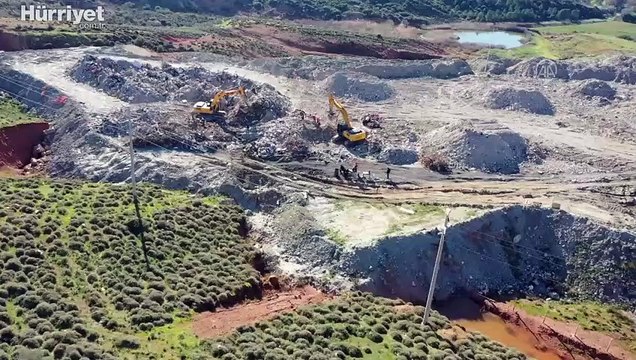 İzmir'de depremzedelerin eşyaları için moloz yığınları arasında hassas çalışma yürütüyorlar