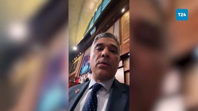 İBB Meclisi'nde ‘sansür yasası’ pankartı tartışması: AKP'li Meclis üyesi Gürbüz, İyi Partili Yıldız'a kürsüde bulunan mikrofonla vurmaya çalıştı!