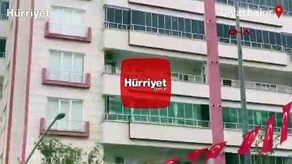 Balkon korkuluklarına çıkıp, kürekle oynadı! Korku dolu anlar kamerada