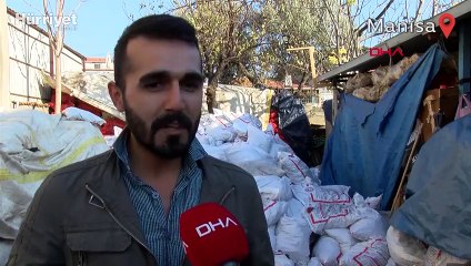 Bülbül omzunda geziyor, görenler şaşırıyor