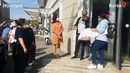 Taburcu olan bebeğini hastane kapısında kemanla karşıladı
