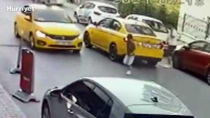 Esenyurt'ta taksinin çocuğa çarpma anı kamerada