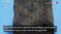 Gaziantep'te üzerinde İbranice yazıların bulunduğu tarihi eser niteliğinde piton yılanı derisi ele geçirildi