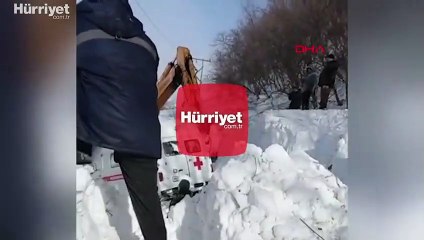 Rusya'da hasta almaya giden ambulansın üzerine çığ düştü