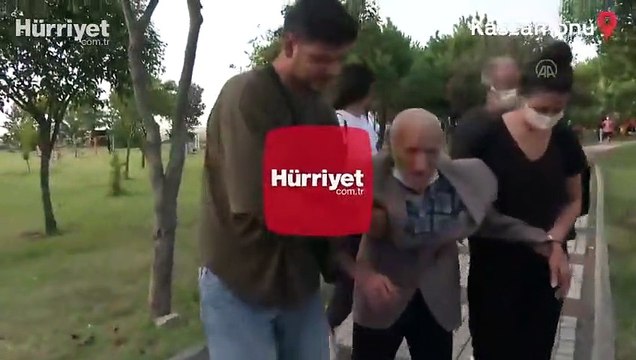 Sel felaketinde evinde mahsur kalan 97 yaşındaki Ahmet dede helikopterle kurtarıldı
