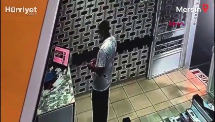 Tezgahta cep telefonunu çaldı  kameraya yakalandı! İşte o anlar