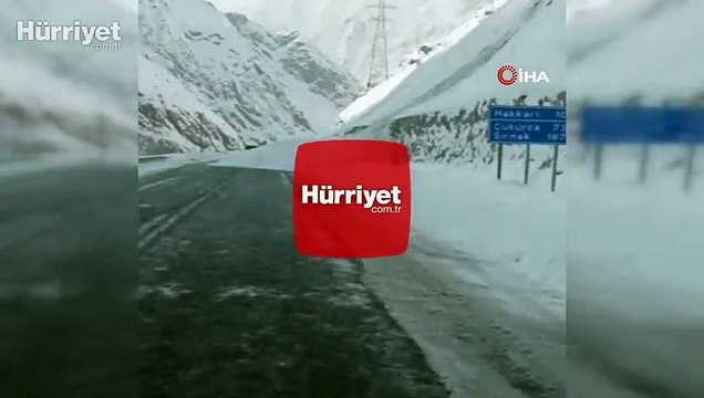 Hakkari-Van karayoluna çığ düştü
