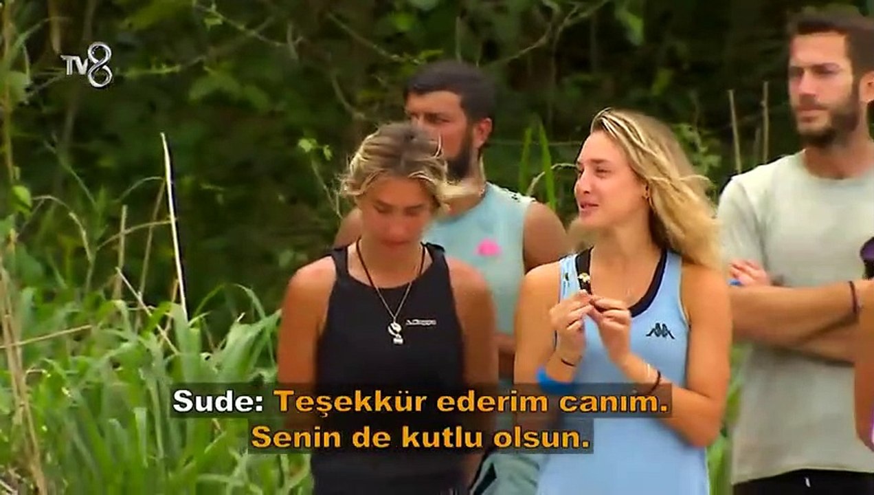 Mert Öcal, Sude Burcu'ya çiçek verdi! Nisa Bölükbaşı gönüllüler adasını karıştırdı!