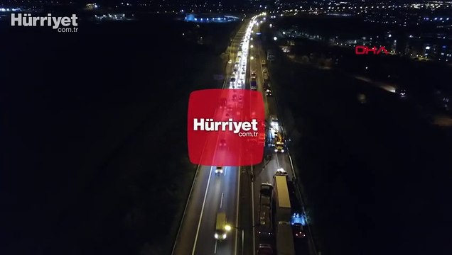 Hafriyat yüklü TIR devrildi, TEM otoyolu ulaşıma kapandı